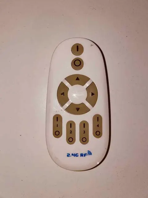 Biały pilot do oświetlenie LED 4 kanały
