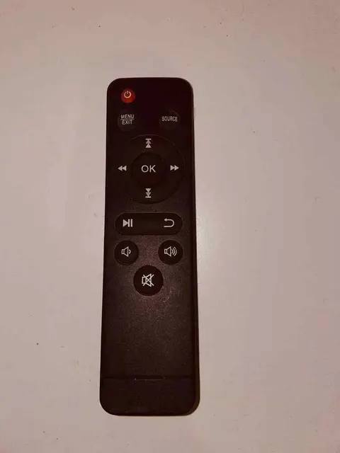 Pilot do sterowania zdalnego projektorem LCD