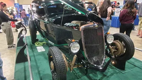Ford Coupe 1933 – Perfekcyjnie Odrestaurowany Hot Rod w Stylu Retro