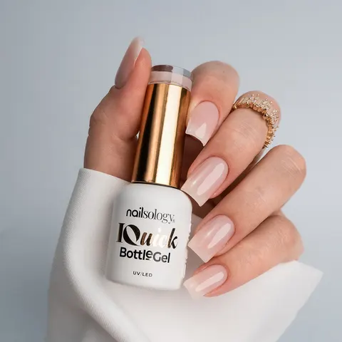 Clavier - Nailsology Żel budujący do paznokci w butelce, IQuick Bottle Gel, Iconic Nude BB02, 8ml
