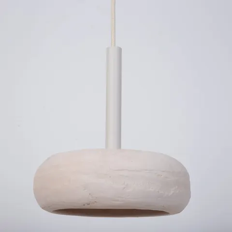 Lampa wisząca o nieregularnej strukturze do salonu TERRA M1 w kolorze beżowym
