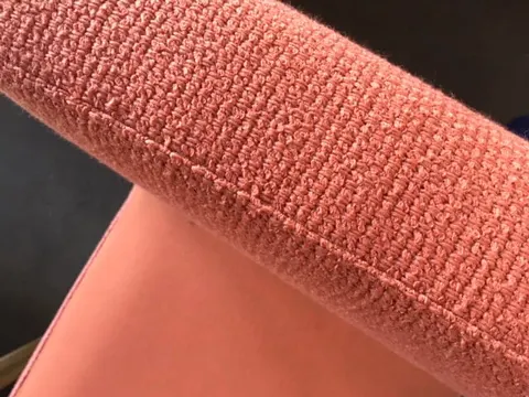 Krzesło COMMA koralowe NOTI ekspozycja