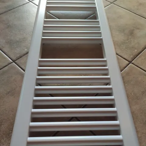 wąski grzejnik Lucy 112 x 30 biały łazienkowy