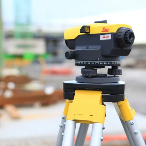 Niwelator optyczny Leica NA332