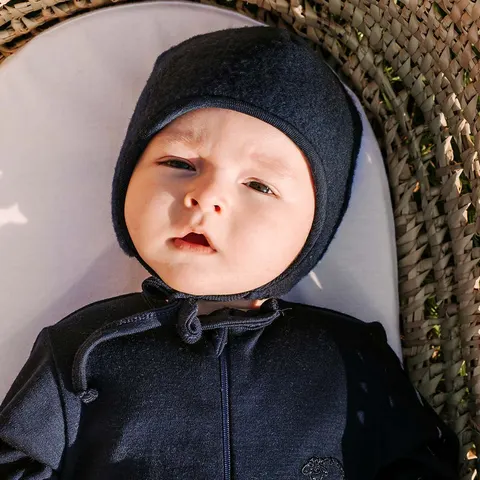 Eevi Czapka wiązana merino granatowa