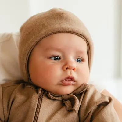 Eevi Czapka wiązana merino karmelowa 40
