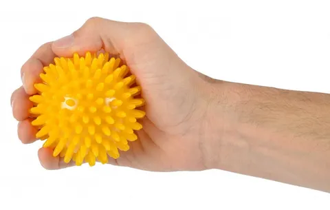 Piłeczka rehabilitacyjno-relaksacyjna z kolcami - 5cm (kolczatka)