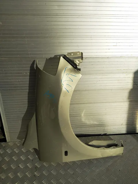 A976 NISSAN TIDA BŁOTNIK PRZEDNI PRAWY