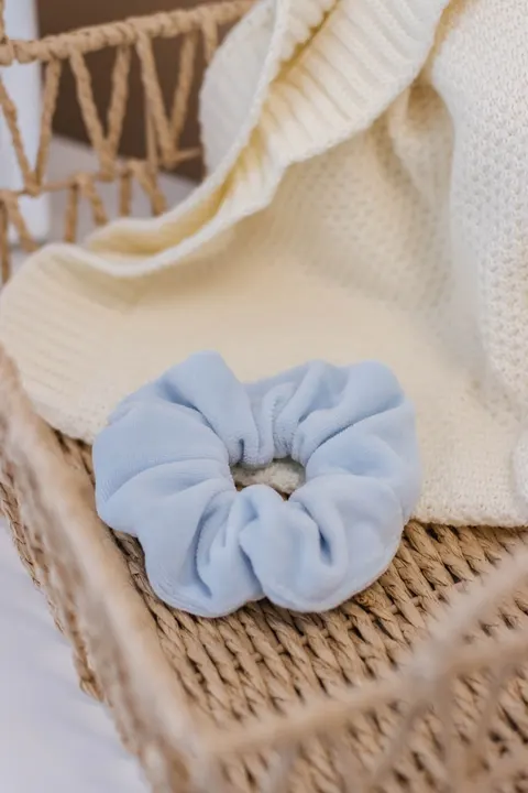 Gumka do włosów SCRUNCHIES welur błękitny