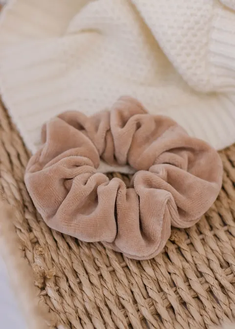 Gumka do włosów SCRUNCHIES welur ciepły beż