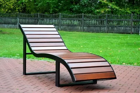 Leżak miejski parkowy stalowo - drewniany L003