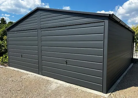 Garaż blaszany 6×6 – dach dwuspadowy