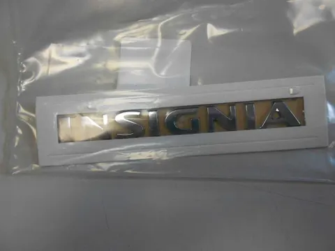 Napis "Insignia" tylnej klapy bagażnika
