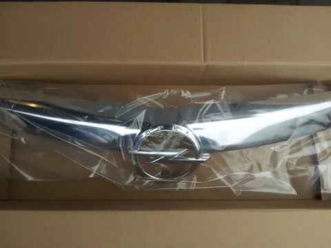 Listwa chromowana atrapy Opel Insignia
