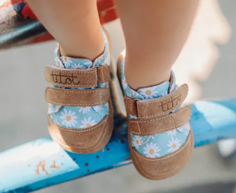 Kapcie barefoot dziecięce Blue Daisy Stokrotki na rzep TITOT