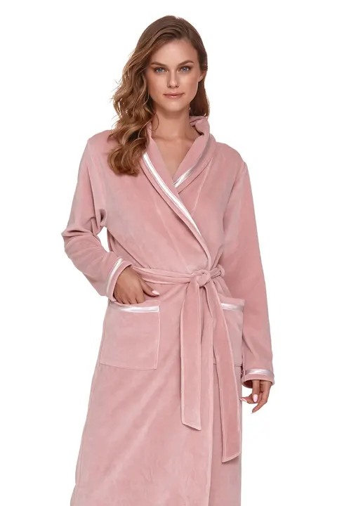 Elegancki welurowy szlafrok w kolorze pudrowego różu