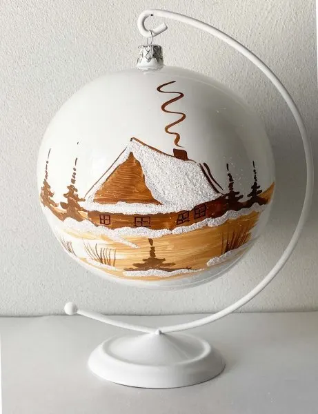 Bombka dekorowana 15 cm biała porcelana "pejzaż brązowy domek""