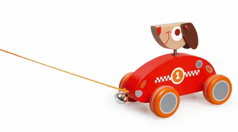 Piesek drewniany Cezar w autku do ciągnięcia scratch