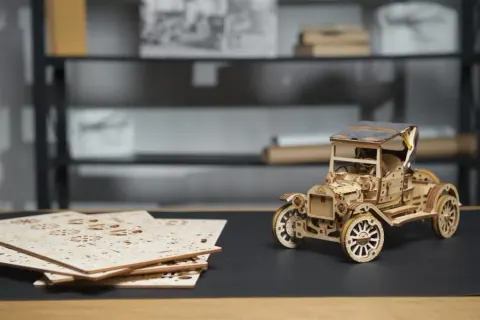 Retro Car UGR-T Samochód model mechaniczny do składania 337 el. Ugears