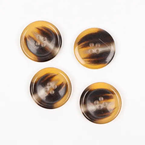 DROPS Guzik plastikowy 710 Imitacja rogu (karmel) - 23 mm