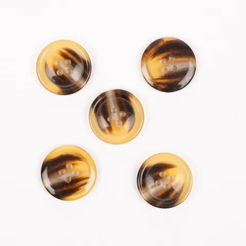 DROPS Guzik plastikowy 709 Imitacja rogu (karmel) - 18 mm