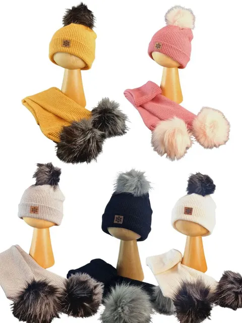 Czapka zimowa sweterkowa z pomponem