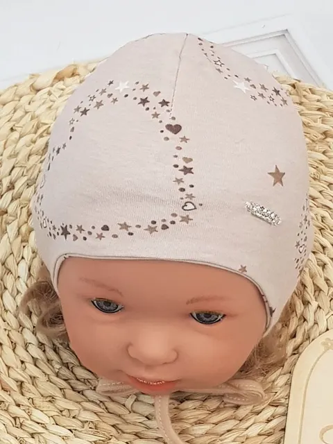 Wiosenna czapka dla dziewczynki beżowe serduszka