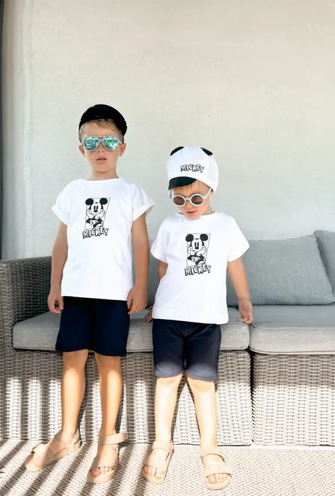 Komplet dziecięcy granatowe spodenki i biały T-shirt