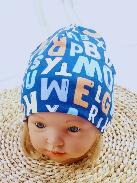 Czapka dla chłopca na wiosnę/jesień Literki