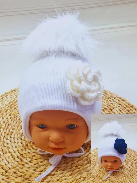 Czapka z pomponem dla dziewczynki kwiat