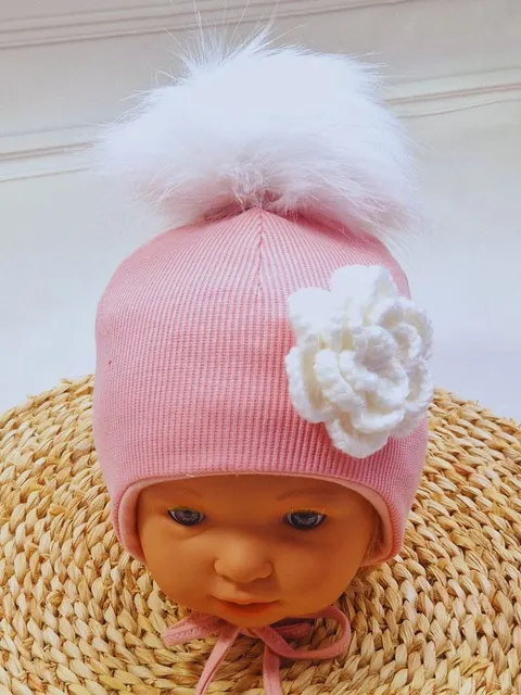 Czapka z pomponem dla dziewczynki kwiat różowa