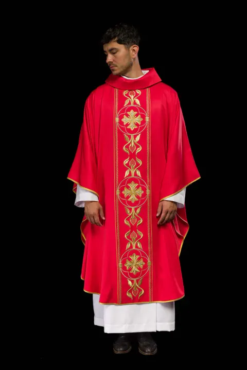 Czerwony ornat z ozdobnym pasem