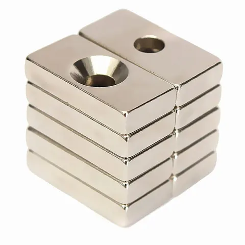 20x20x4 magnes neodymowy otwór 9/4mm