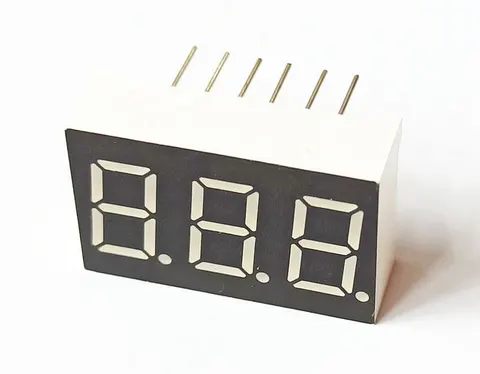 AT-03631BMR-B wyświetlacz LED 3 cyfry czerwony, jasność 6mcd, wspólna anoda