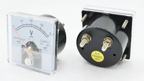 Analogowy woltomierz panelowy w kwadratowej obudowie 40Vdc