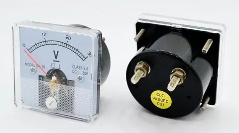Analogowy woltomierz panelowy w kwadratowej obudowie 30Vdc