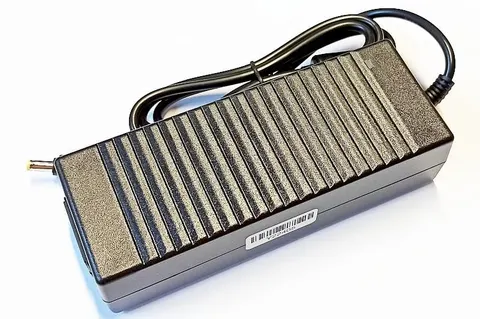 Zasilacz impulsowy desktop 12V / 10A wtyk DC 5,5/2,5