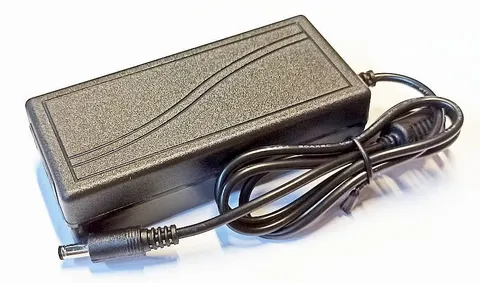 Zasilacz impulsowy desktop 12V / 5A, wtyk DC 5,5x2,1