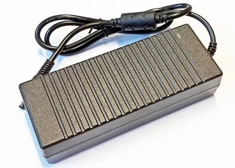 Zasilacz impulsowy desktop 12V / 5A, wtyk DC 5,5/2,5