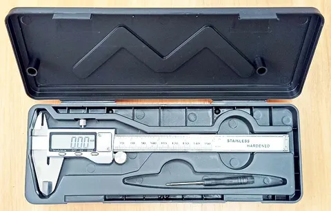 Suwmiarka metalowa elektroniczna z etui 150mm