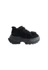 Damskie sneakersy z imitacją futra czarne GOE UU2N4018