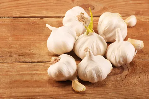 Czosnek jadalny dymka Messidrome – 0,25 kg 50-60 mm – aromatyczne ząbki i jesienne sadzenie – Benex