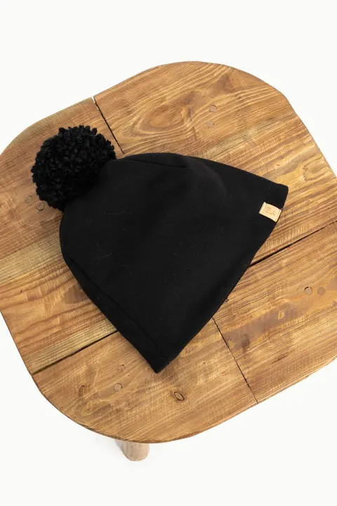 Czapka BLACK / pompon -50%